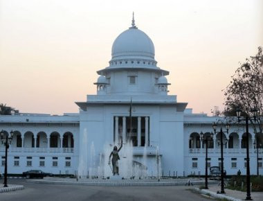 Μπαγκλαντές: Απομάκρυνση αγάλματος της Θέμιδας, έπειτα από αντιδράσεις ισλαμιστών για ειδωλολατρία (φωτό)